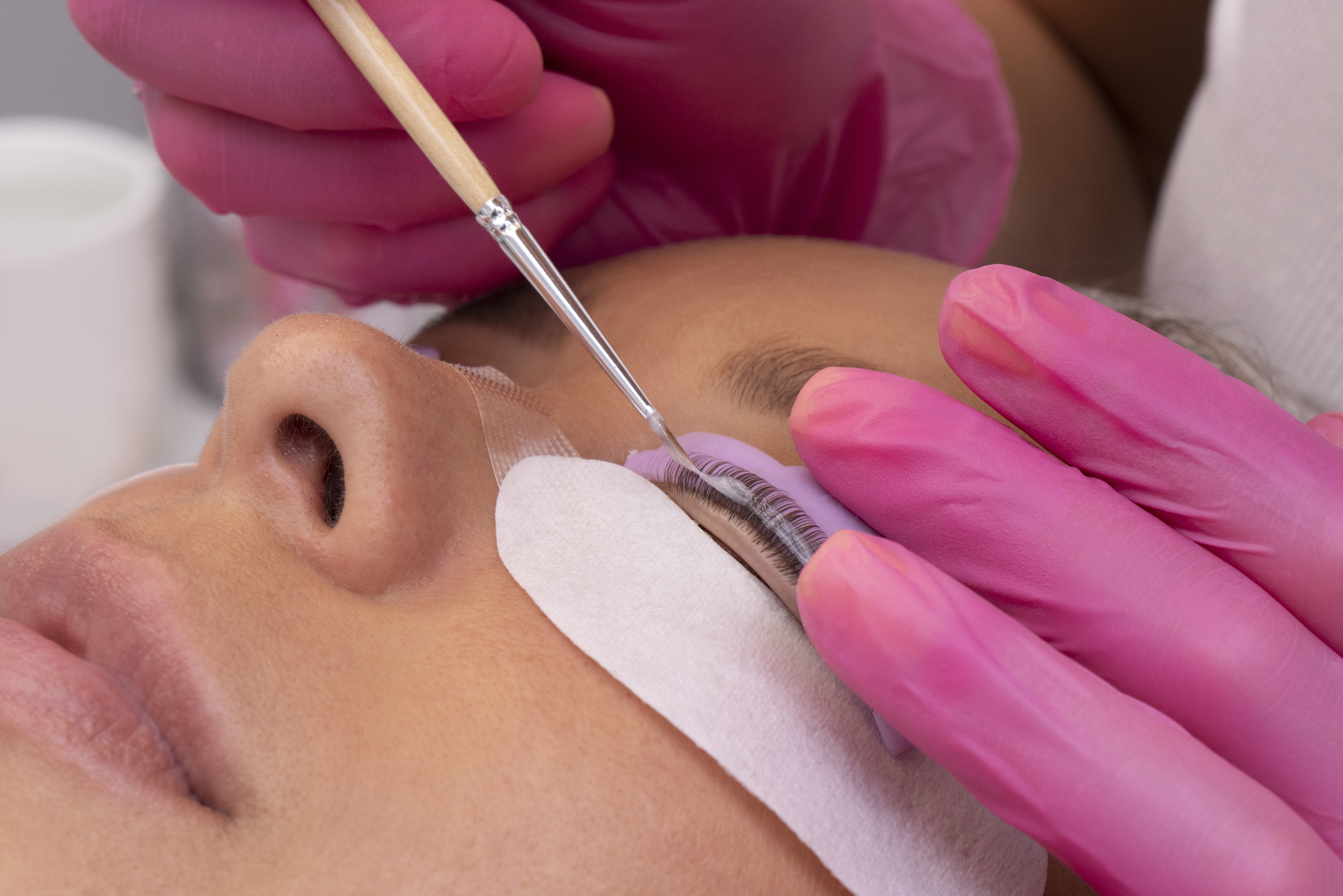 Kvinna får lashlift