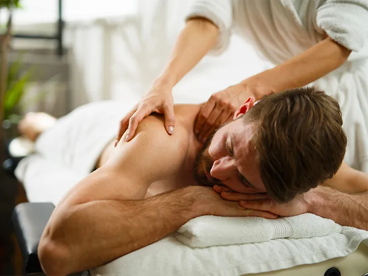 Man får ryggmassage